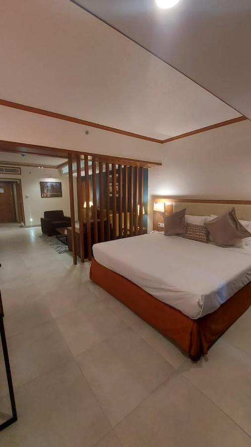 Regent Plaza Hotel & Convention Center Карачи Экстерьер фото